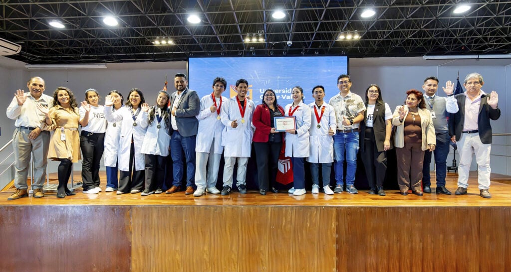 Representantes de Misión 3 UCV participando como jurado en la Feria de Emprendimiento Ambiental 2026-I del campus Los Olivos.