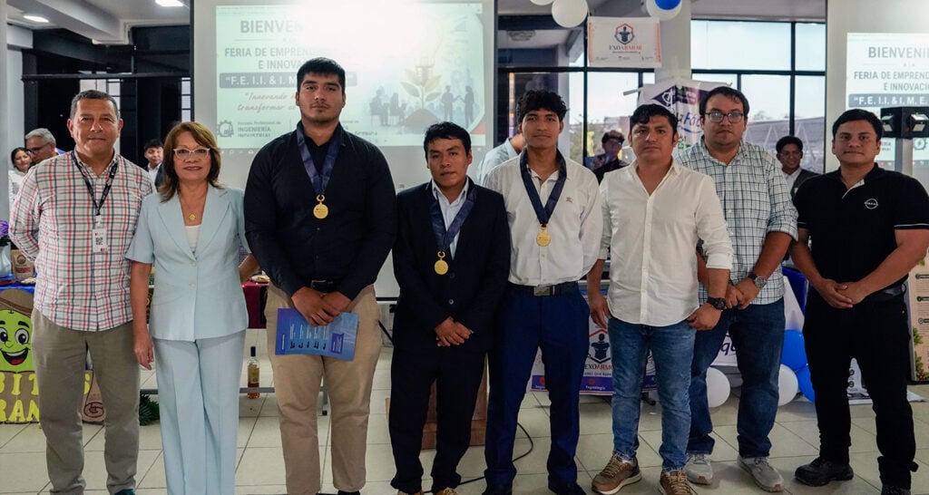 Representantes de Misión 3 UCV participando como jurado en la Feria de Emprendimiento Ambiental 2026-I del campus Los Olivos.